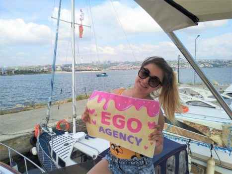 На фото девушка, которая работает в Турции танцовщицей