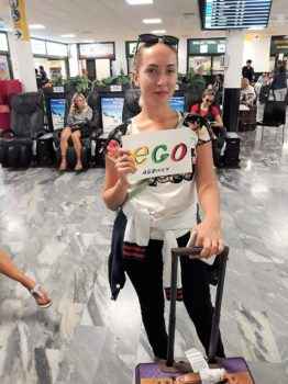 На фотографии модель хостес, которая раотает на консумации в Италии от Эго агентства