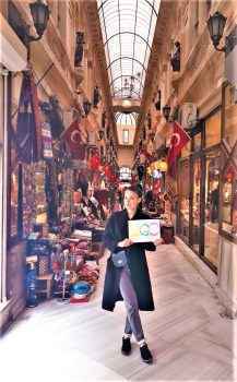 Танцовщица в Турции гуляет по рынку и присылает агентству фото-отзывы