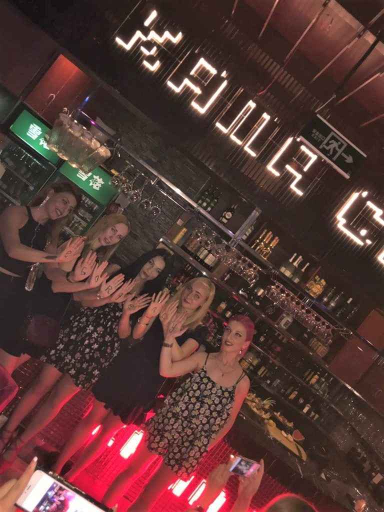 Девушки хостес в ночном клубе Китая