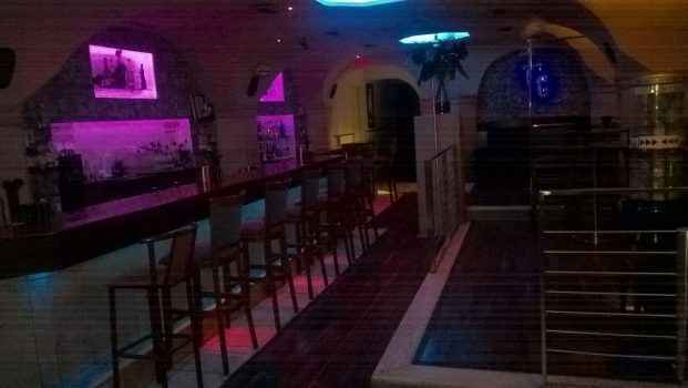 Внутри бар The Cavern