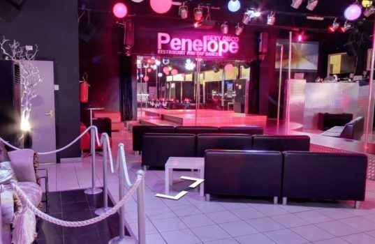 Фото из клуба PENELOPE - сцена, диванчики и общая обстановка в заведении