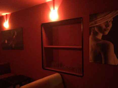 Какие картины висят в итальянских клубах - фото из локала Дэйтона от модели хостес, которая здесь работает