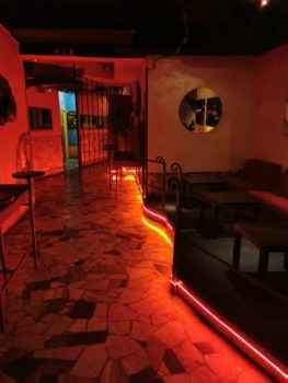 Обстановка стриптиз клуба Angel в городе Тиррения