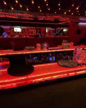 Обстановка в греческом баре ALKATRAZ