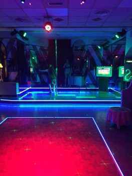 Репетиция танцовщиц днем в ночном клубе Нью Бич