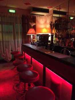 Как выглядит барная стойка клуба Нью Бич, расположенного в Италии?