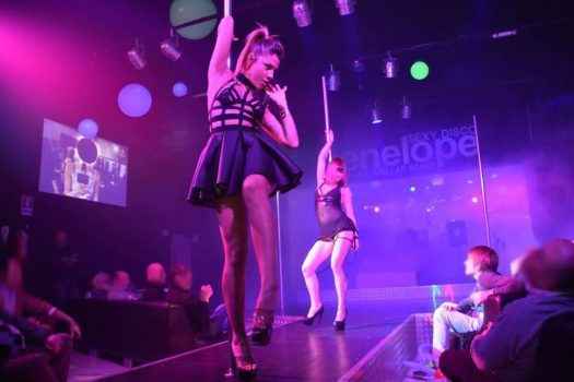 Танцовщицы на сцене стрип-клуба PENELOPE
