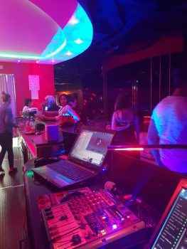 Аппаратура диджея в ночном клубе SEVEN в Италии