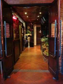 Фото из итальянского ночного клуба от девушки из Украины, которая здесь работает в 2018 году