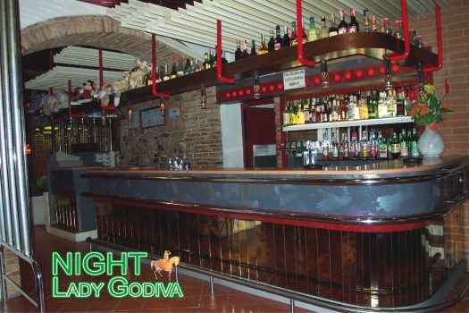 Итальянский клуб Night Lady Godiva - на фото барная стойка клуба