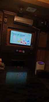 Надписи на корейском на плазменном телевизоре в румке корейского караоке бара Мактум