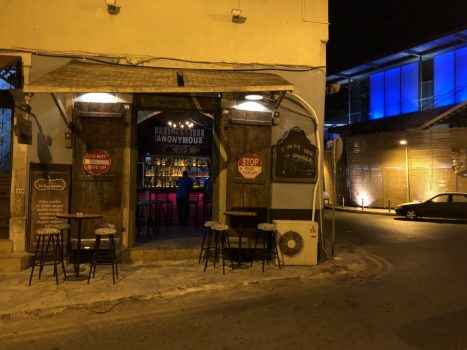 Обстановка бара Анонимус в Лимассоле