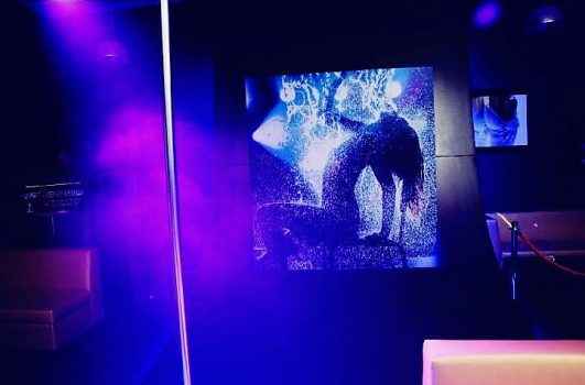 На фотографии итальянский клуб Let's go