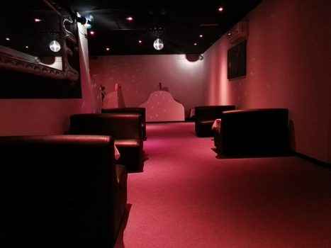 Как выглядит итальянский клуб Шарм - красивые диванчики, интересная подсветка.