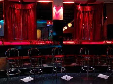 барная стойка итальянского клуба Charme Night Club - красивый интерьер заведения. Фото прислали девушки, которые там работают