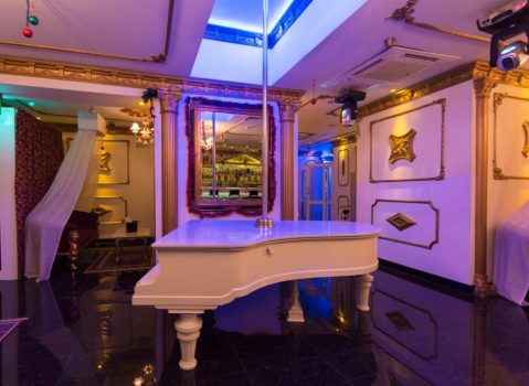 White Palace - обстановка внутри