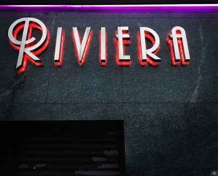 Вывеска клуба Riviera Gentleman's Club США, Лонг-Айленд