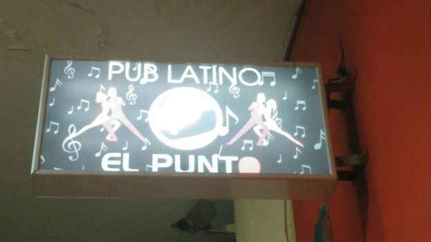 Вывеска бара Latino El Punte - вид паба снаружи