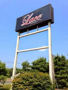 Вывеска стриптиз клуба Lace Gentlemen's Club в West Nyack, США