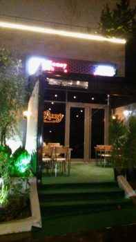 На фото вход в ночной клуб Стамбула 