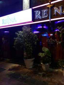 На фото вход в ночной клуб Reina