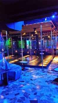 Пилоны в клубе Charly Brown на которых девушки могут танцевать