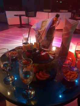 Вкусная фотография от девушки из России, которая работает хостес в Италии, в баре Доллар