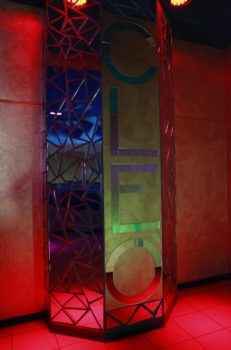 Вывеска ночного клуба Cleo в Италии