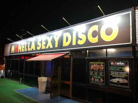 Снаружи клуб Monella Sext Disco в Италии выглядит так