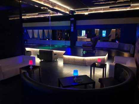 Красивая обстановка ночного клуба Monella Sext Disco в Италии - фото-отзыв от украинки, которая работает здесь танцовщицей