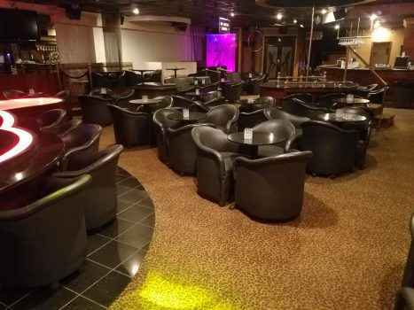 На картинке обстановка стриптиз клуба Michael's Mens Club в городе Лафайет штата Луизиана