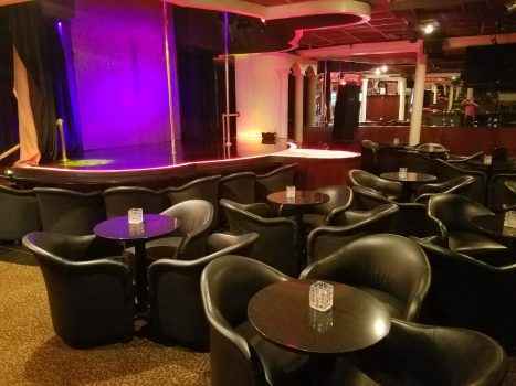 Как выглядт ночной клуб Michael's Mens Club, в котором работают танцовщицы стриптиза из РФ и Украины