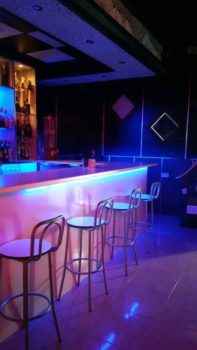 Барная стойка клуба White and Black в городе Гранада в Испании