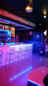 Интерьер ночного бара White and Black в Испании - фото-отзыв сделала девочка хостес, которая работает здесь на консумации