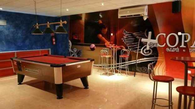Бильярд в ночном баре White and Black в Гранаде - фото-отзыв девушки из Испании
