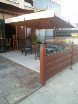 Уютная летняя терасса бара Альбатрос, Ларнака, Кипр