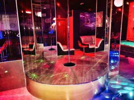 Пилон, возле которого танцуют девушки в баре Доллар в городе Эль-Эхидо