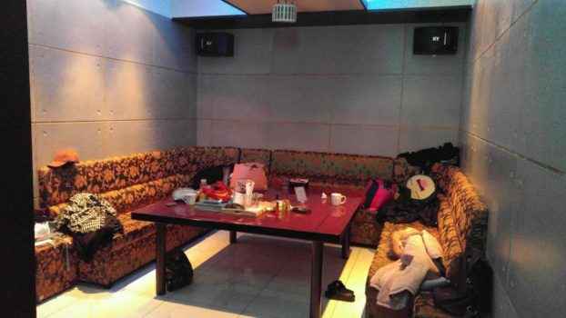 Как выглядят румки караоке бара F1 в городе Пхохан на берегу Японского моря