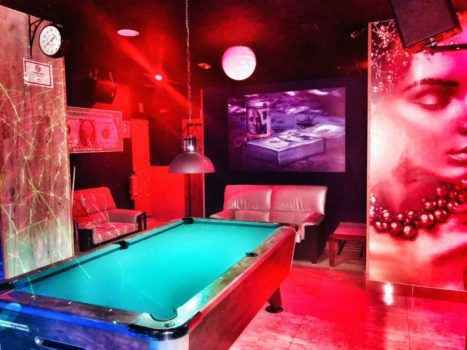 Бильярдный стол в баре Dollar в Испании
