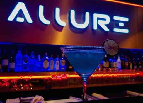 Барная стойка с красивым коктейлем в ночном клубе Allur на Пхукете