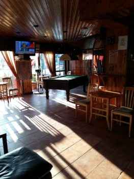 Бильярдный стол в пабе Альбатрос на Кипре - фото изнутри