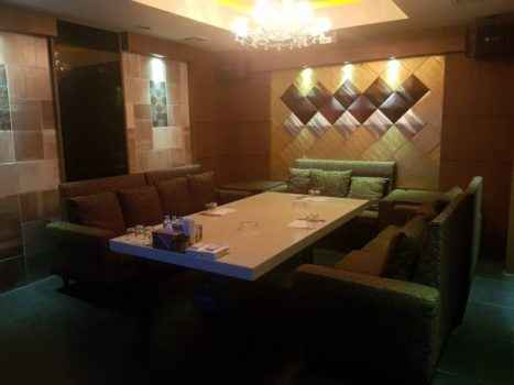 Как внутри выглядит караоке бар The Moon в городе Чхунджу?