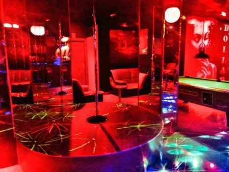 Сцена и бар ночного клуба Dollar в городе Эль-Эхидо Испании