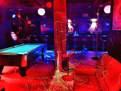 Интерьер ночного бара Dollar в Испании