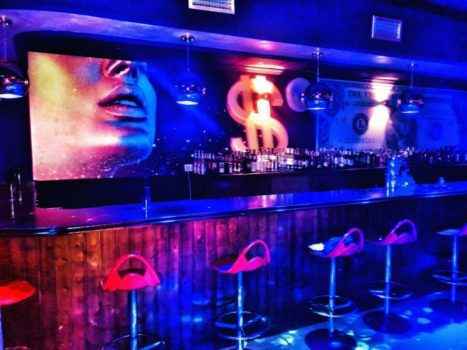 Барная стойка ночного заведения Dollar в Испании