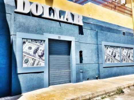 Вход в ночной бар Доллар в Эль-Эхидо