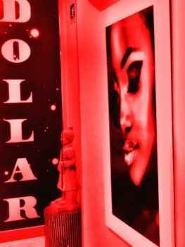 Что находится внутри бара Dollar который расположен в Испании?