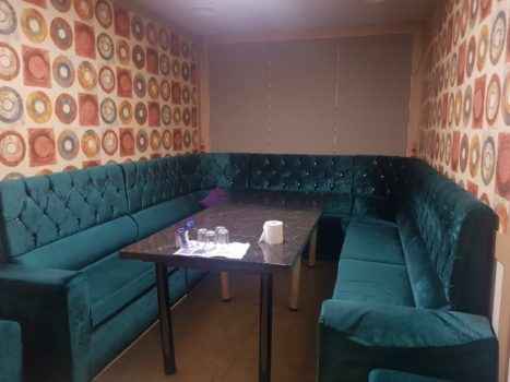 Уютный диван румки в караоке 