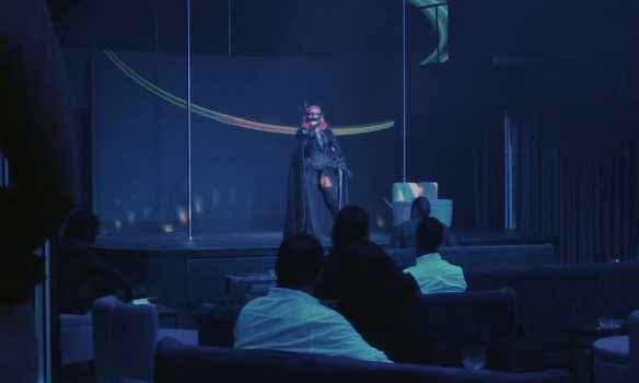 Танцовщица на сцене клуба Mask Porto в Португалии